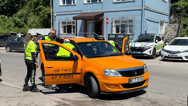 Hakkında yakalama kararı bulunan şahıs taksi kullanırken yakalandı