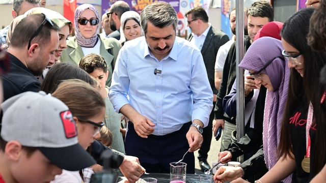Gençler bilim ve teknoloji festivalinde buluştu
Yıldırım Belediye Başkanı Oktay Yılmaz:
"Bilimle, teknolojiyle, sanatla, sporla büyüyen bir yıldırım için çaba gösteriyoruz"