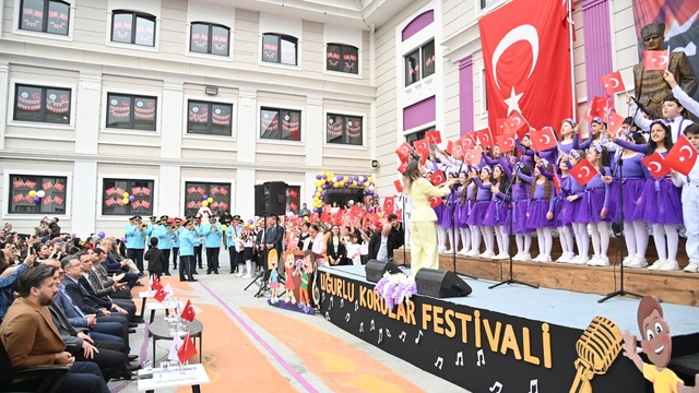 600 çocuktan dev koro performansı
Uğurlu Çocuk Koroları Festivali'nde 19 farklı okuldan 600 öğrenci aynı sahnede buluştu