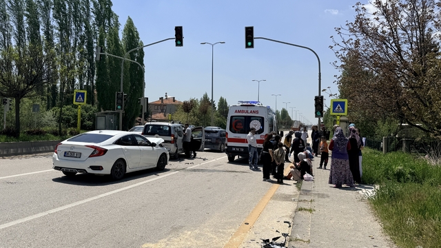 Çubuk'ta üç aracın karıştığı trafik kazasında 3 kişi yaralandı