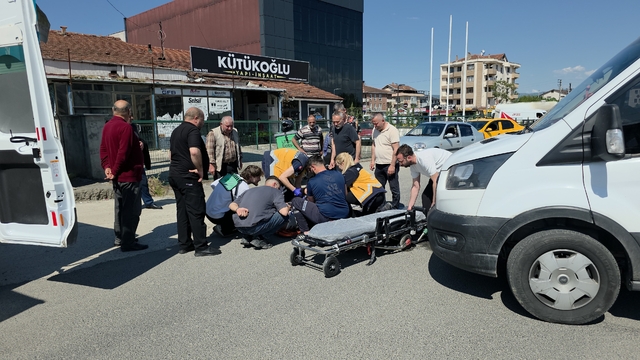 Düzce'de minibüs, motosiklete çarptı 1 yaralı
