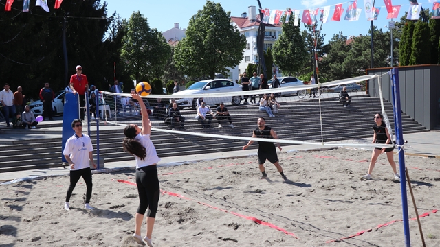 Denizi olmayan Bolu'da plaj voleybolu oynadılar
"Denizin yokluğunu hissettirmiyor"