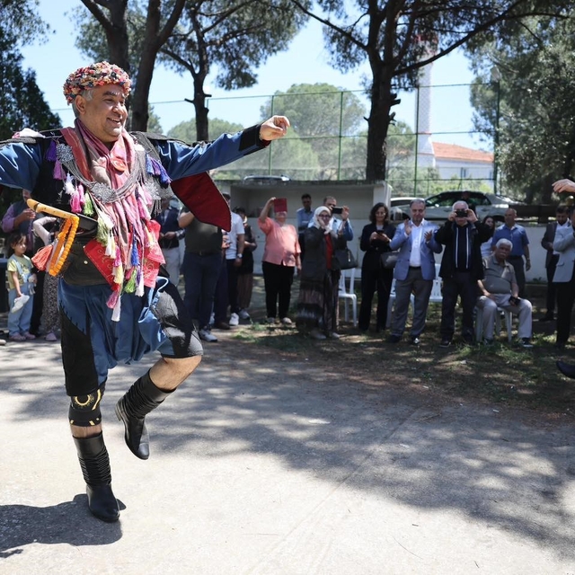 Efe kıyafeti giydiler, zeybekte buluştular
Rektör Kent ve İl Başkanı Erdem...