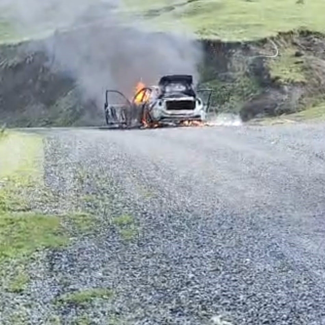 Otomobil yayla yolunda yanarak hurdaya döndü