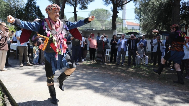 Efe kıyafeti giydiler, zeybekte buluştular
Rektör Kent ve İl Başkanı Erdem efe kıyafetiyle sahneye çıktı