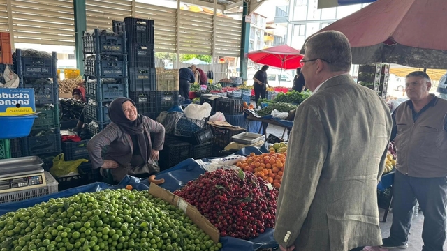 Başkan Subaşıoğlu pazar esnafı ve vatandaşlarla buluştu