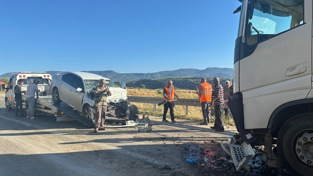 Mersin'de tır ile çarpışan otomobildeki anne ile kızı yaşamını yitirdi