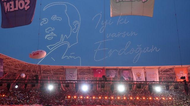 Kocaeli semalarında dronlarla "AK Parti" ve "Cumhurbaşkanı Erdoğan" koreografisi
Kocaeli Stadyumu'nda gökyüzüne "İyi ki varsın Erdoğan" yazıldı