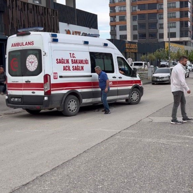 Cam silerken 8'inci kattan düşen genç kız hayatını kaybetti