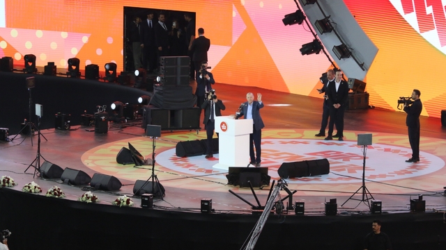 Cumhurbaşkanı Erdoğan'dan gençlere: "Kifayetsizlere asla prim vermeyin"
"Sizler bu milletin göz bebeğisiniz, üzerine titrediği kır çiçeklerisiniz"
"Fatih'i bir kılıçtan ibaret sananlar, bilsinler ki Fatih ölmüştür ama Fatih'in ruhununun ebedi hakimiyetine inanlara müjdeliyorum; Fatih'in ruhu ölmez, Fatih'in ruhu ebedi kalacaktır"
"Hepsinden önemlisi gençlerimize cesaret ve özgüven kazandırdık. Bugün kendisini çok iyi yetiştirmiş, birkaç dil bilen, dünyayı tanıyan, sosyal zekası yüksek, deneyimli, donanımlı, yenilikçi ve aynı zamanda ahlaklı, imanlı bir neslin hamd olsun gümbür gümbür geldiğini görüyoruz"