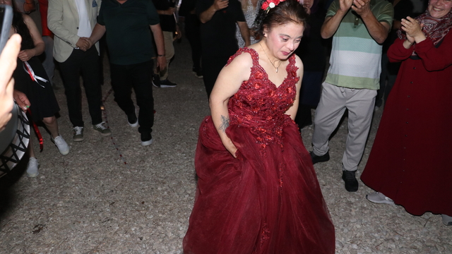 Adana'da down sendromlu Birdane'nin gelinlik giyme hayali gerçek oldu