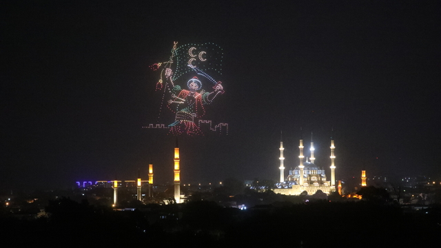 Edirne'de İstanbul'un fethinin 573. yıl dönümü sağanak altında coşkuyla kutlandı
