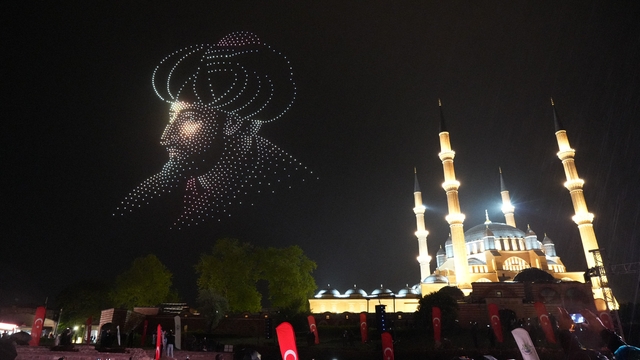 İstanbul'un Fethi'nin 573'üncü yılında Edirne'de Osmanlı ruhu yaşatıldı
Fetih gecesi coşkulu anlara sahne oldu, meydanlar doldu taştı