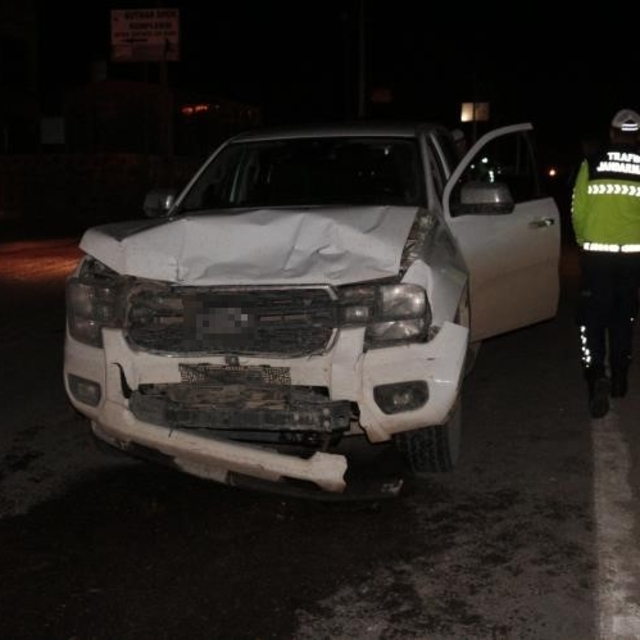 Cizre'de kamyonet otomobile arkadan çarptı: 2 yaralı