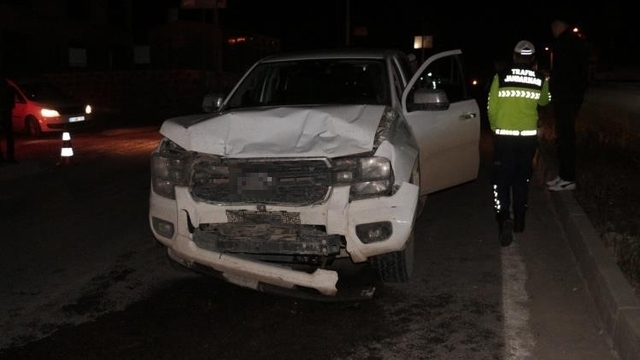 Cizre'de kamyonet otomobile arkadan çarptı: 2 yaralı