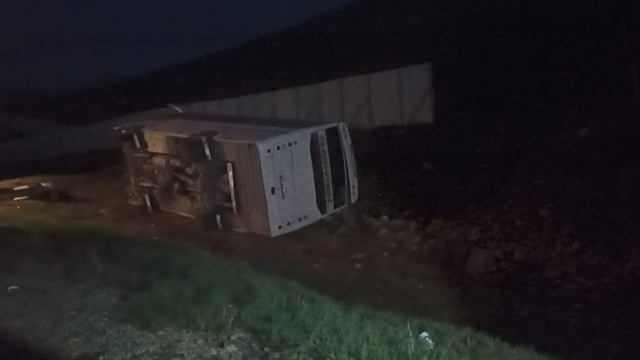 Taraftarları taşıyan midibüs devrildi, 27 taraftar yaralandı