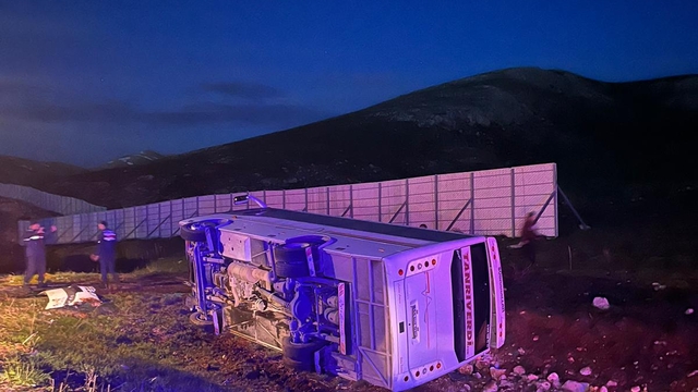 Sivas'ta taraftarları taşıyan yolcu midibüsünün devrilmesi sonucu 18 kişi yaralandı