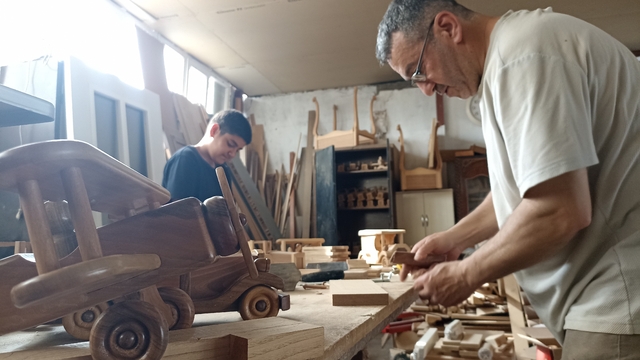 Atmaya kıyamadığı ahşapları sanat eserine çeviren 50 yıllık ustanın oyuncak arabaları ilgi görüyor