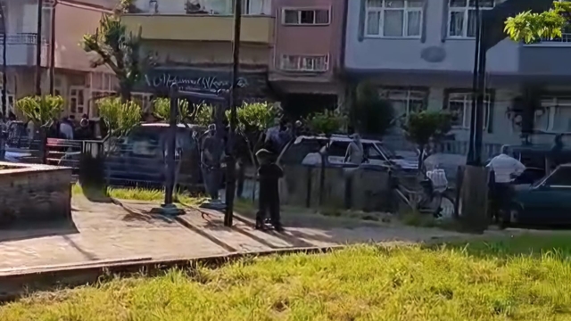 Sokak ortasında tabanca ile vurulan kadın, berber dükkanına sığındı