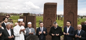 Bakan Çiftçi, 'Ahlat Selçuklu Meydan Mezarlığı'nı ziyaret etti