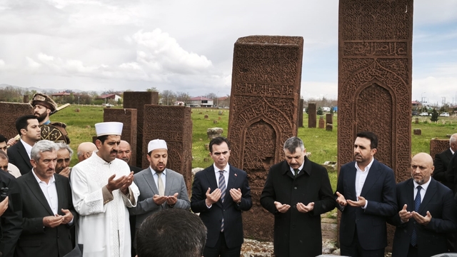 Bakan Çiftçi, 'Ahlat Selçuklu Meydan Mezarlığı'nı ziyaret etti