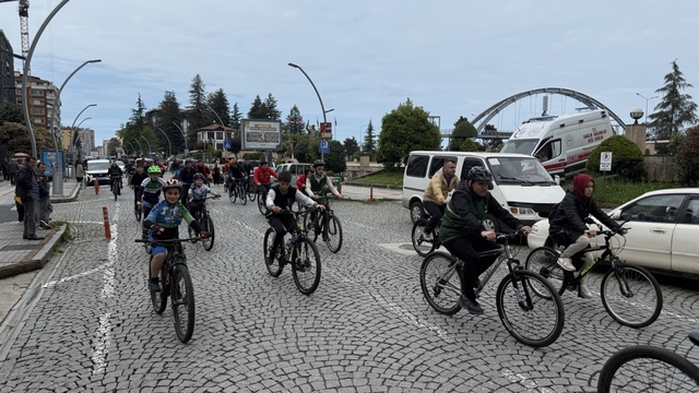 Rize'de 19 Mayıs coşkusu; bisiklet turunda 4 kilometre pedal çevirdiler