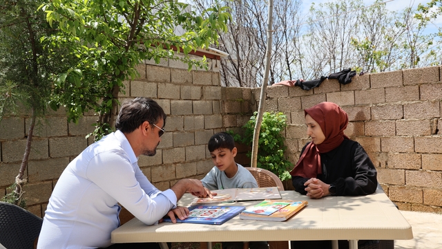 Öğretmenlerin saha çalışmasında tanıştığı özel ihtiyaçlı Zeynel, evinde aldığı eğitim desteğiyle yalnız bırakılmıyor
Sağlık sorunları nedeniyle evde eğitim gören Zeynel'in en büyük hayali asker olmak