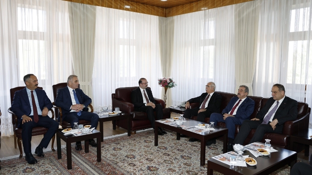 Hukuk, bilim ve kültürel miras aynı çatıda buluştu
Anayasa Mahkemesi Başkanı Özkaya ile mahkeme üyelerinden Atatürk Üniversitesine ziyaret