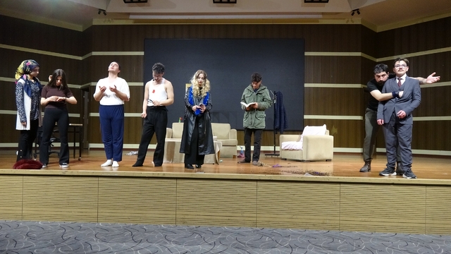 Tarım ve tiyatro bir arada: "Son Hasat" izleyenleri mest etti
Akademideki engelleri sahneye taşıdılar: "Son Hasat" ayakta alkışlandı
Öğrencilerinden dev sahne performansı tam not aldı