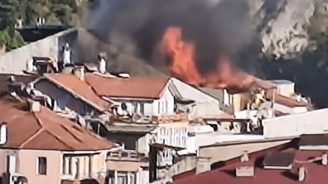 5 katlı binanın çatısı yandı