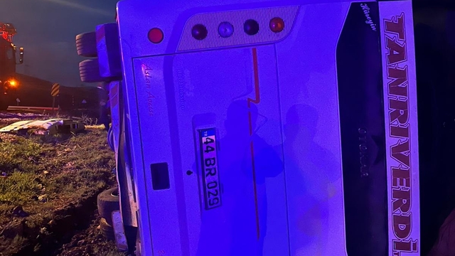 Taraftarları taşıyan yolcu midibüsü devrildi: 25 yaralı