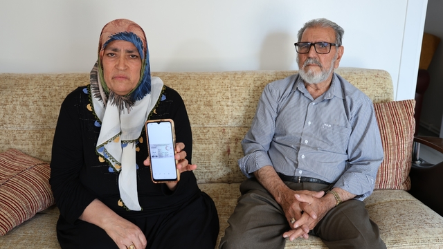 Yaşlı çift, ev almak için biriktirdikleri 2 kilogram altını dolandırıcılara kaptırdı
Dolandırıcılar, yaşlı çifti 'savcı bey 4 vesikalık fotoğraf istiyor' diyerek kandırıp evden uzaklaştırdı
Altınları dolandırıcılara veren Saadet Pamuk:
"Bu insanlar nasıl kanıyor diye televizyonda izlerdik, bizim de başımıza geldi"
"Evladıma ev alacaktık, arsa sattık, bütün birikimlerimiz gitti"