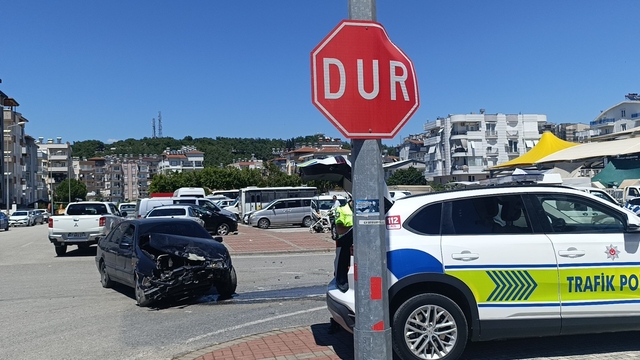 Manavgat'ta aşırı hız kaza yaptırdı: 2 yaralı
Kaza anı güvenlik kamerasına yansıdı
