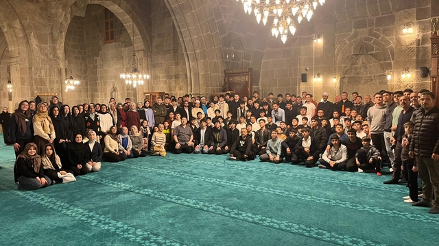 Her hafta cami ziyaretleriyle 100'üncü camide yatsı namazı kıldılar