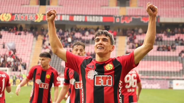 Eskişehirspor Kaptanı Akın Akman, Eskişehirspor'a veda etti