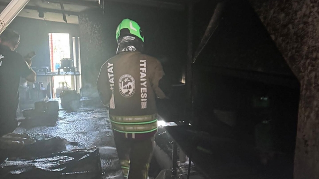 Samandağ'da iş yeri alevlere teslim oldu
