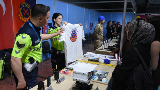 Malatya'da jandarmadan dolandırıcılık ve trafik uyarısı
