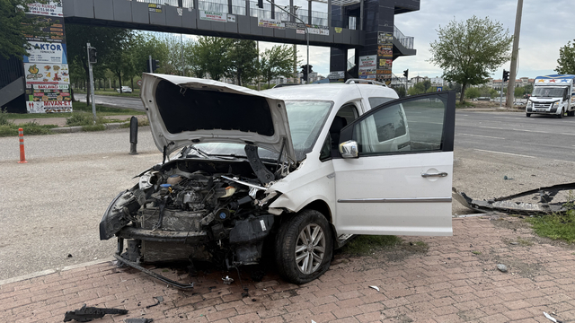 Şanlıurfa'da otomobil ile hafif ticari aracın çarpıştığı kazada 5 kişi yaralandı