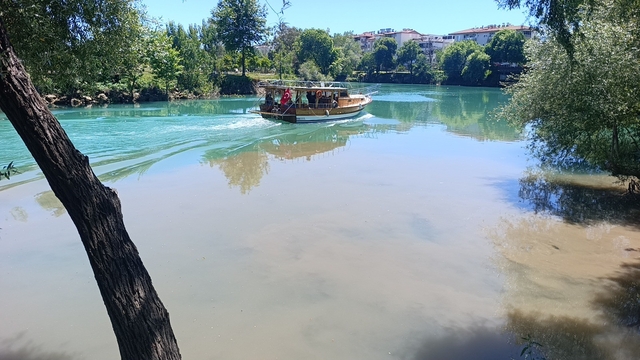 Manavgat Irmağı'nda kaynağı belirlenemeyen görüntü endişelendiriyor
Yağmur suyu tahliye kanalından gelen ve kaynağı belli olmayan kanalizasyon atıkları nedeniyle ırmağın rengi kahverengiye döndü