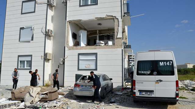 Evde gaz sıkışması nedeniyle patlama: 1 yaralı