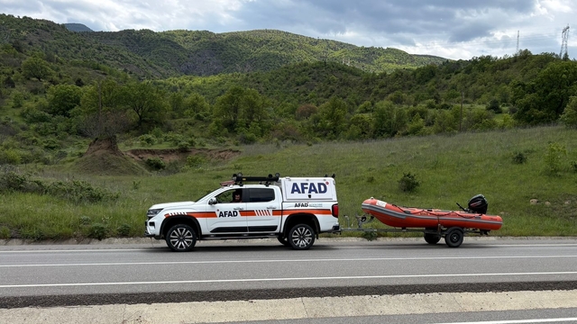 Sivas'ta devrilen otomobildeki 1 kişi öldü, 1 kişi yaralandı