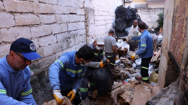 Mersin'de bir evden tonlarca çöp çıktı