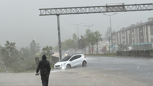 Aniden bastıran sağanak Düzcelileri hazırlıksız yakaladı