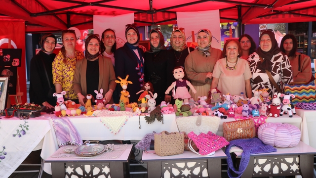 Kadınların renkli dünyası sokağa taşındı
Kadınların el emeği göz nuru eserleri ilgi gördü