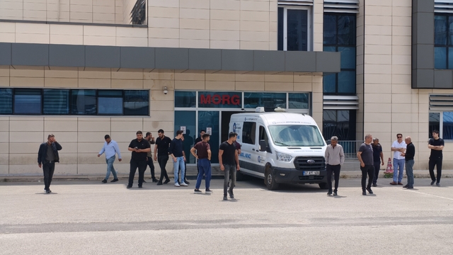 Selektör yapma nedeniyle çıkan tartışmada öldürülen 3 kişinin cenazeleri teslim alındı
Katil zanlısı adliyeye sevk edildi
