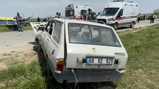 Otomobille hafif ticari araç çarpıştı: 4 yaralı