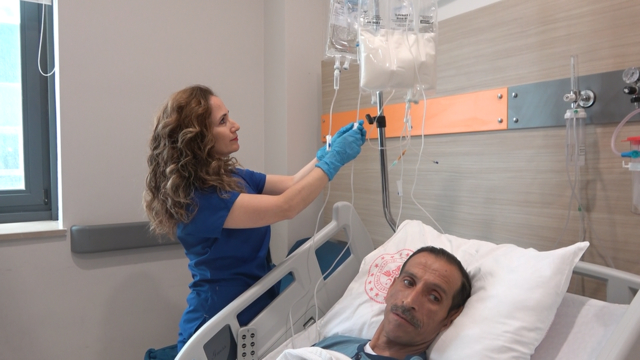 Sıdıka hemşire 25 yıldır hastalarına şefkatle yaklaşıyor