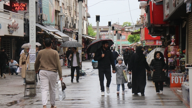Kimi şemsiyesiyle korundu, kimi sırılsıklam oldu
Sakarya'da yağış hayatı olumsuz etkiledi