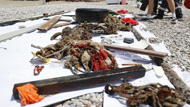 Antalya'da 4 etaptan oluşan deniz dibi temizliğinde yaklaşık 20 ton atık çıkartıldı