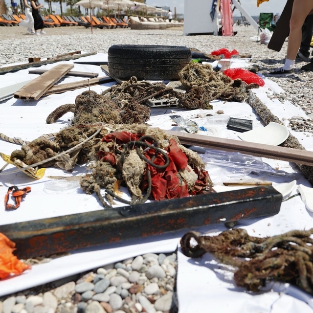 Antalya'da 4 etaptan oluşan deniz dibi temizliğinde yaklaşık 20 ton atık çı...
